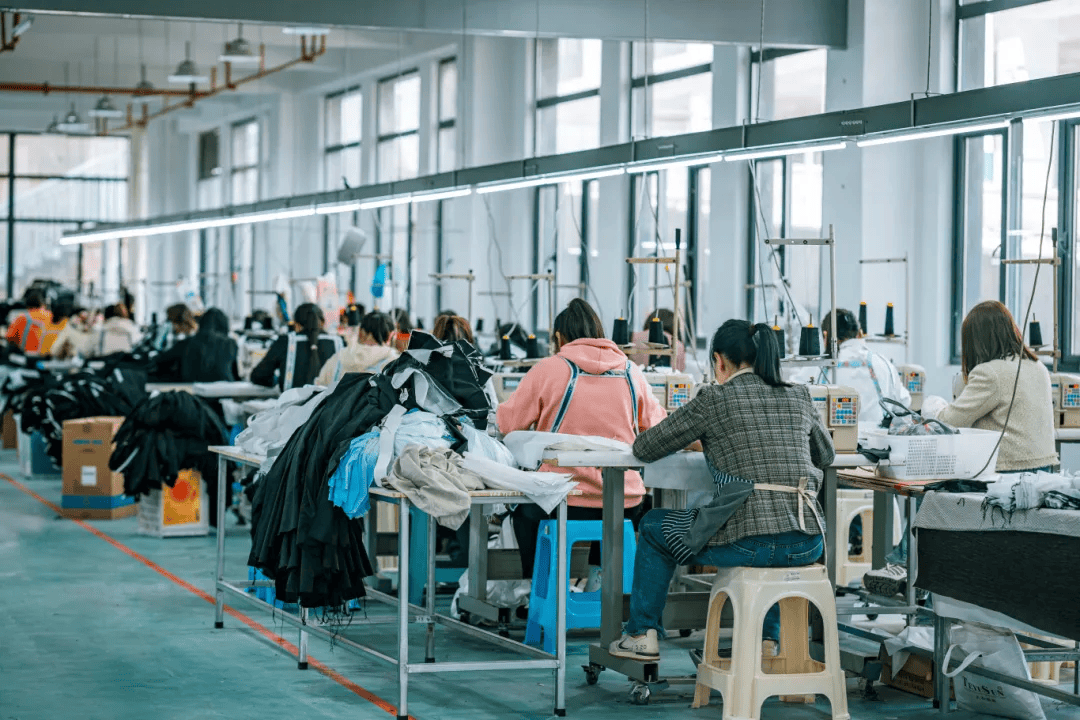 急招900多人！昭通鎮(zhèn)雄紡織服裝產(chǎn)業(yè)園正式投產(chǎn)，帶動(dòng)日用品銷售新機(jī)遇